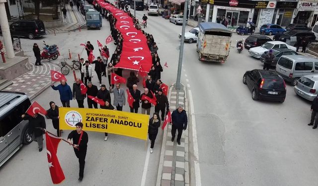 Öğrenciler 100 metrelik Türk bayrağıyla yürüdü