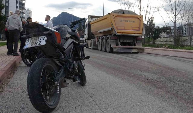 Okul dönüşü kamyon ile çarpışan motosikletteki 2 genç yaralandı