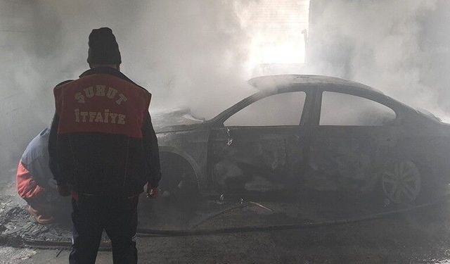 Otomobil yangını paniğe neden oldu