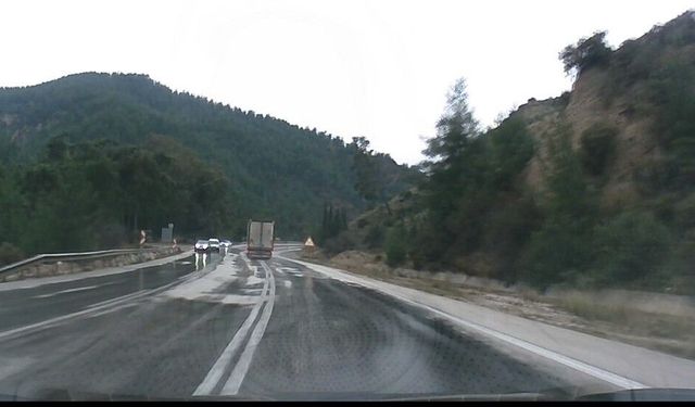 Savrulan tır dorsesi faciaya sebep oluyordu