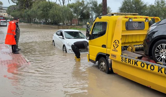 Serik'te sağanak nedeniyle yollarda su birikintileri oluştu