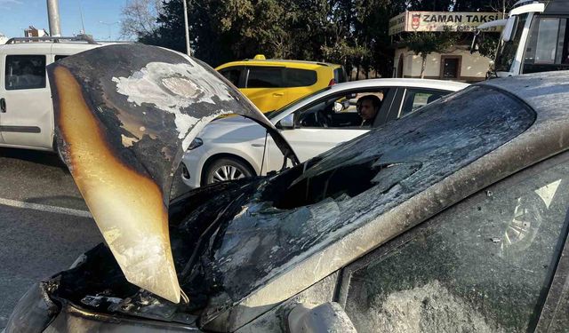 Seyir halindeki alev alan otomobil kullanılamaz hale geldi
