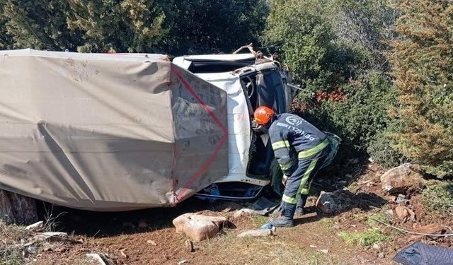 Tavas'ta devrilen kamyonet içerisinde mahsur kalan 2 kişi ve 10 küçükbaş sağ kurtuldu