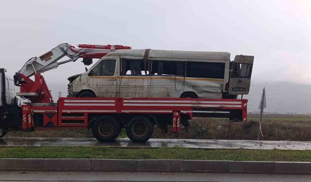 Yağış sonrası kayganlaşan yolda taklalar atan transit hurdaya döndü: 2 yaralı