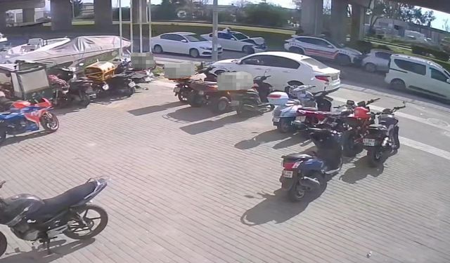 Yayalara yol veren otomobile motosikletle arkadan çarptı: 1 yaralı