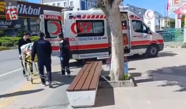 Antalya'da Kontrolden Çıkan Otomobil Kaldırıma Çarptı: 1 Yaralı
