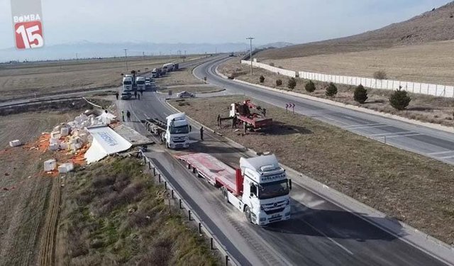 Afyonkarahisar’da Tır Şarampole Devrildi: 27 Ton Havuç Yola Saçıldı