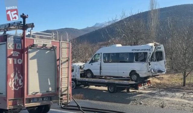 Afyon’da Minibüse Tır Çarptı: Sultandağı’ndaki Kazada 11 Kişi Yaralandı