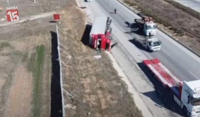 Afyonkarahisar Emirdağ’da Tır Devrildi: Yük Yola Saçıldı, Sürücü Yaralandı