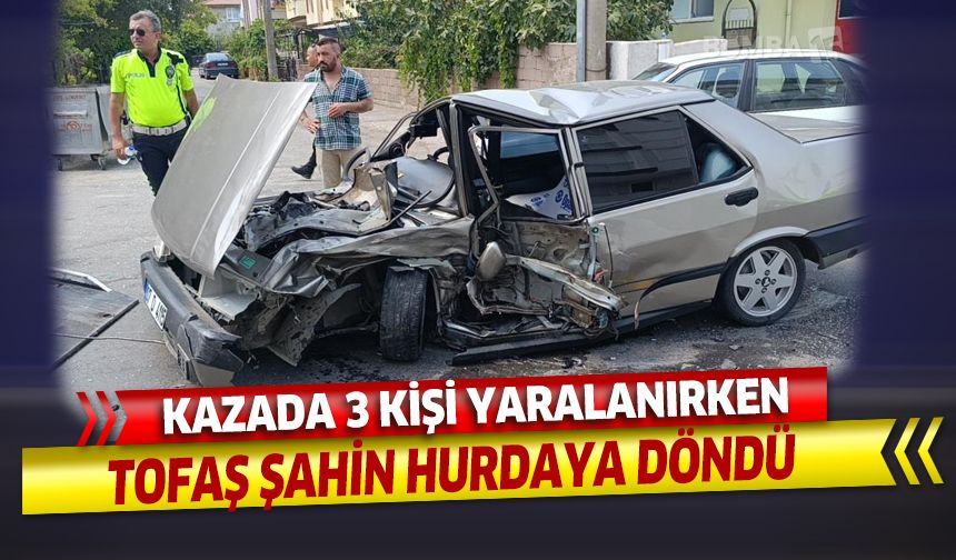 Antalya'da kazada 3 kişi yaralanırken, Tofaş Şahin hurdaya döndü