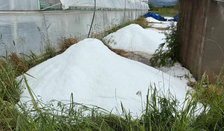 Antalya'da dolu ve sağanak seraları vurdu