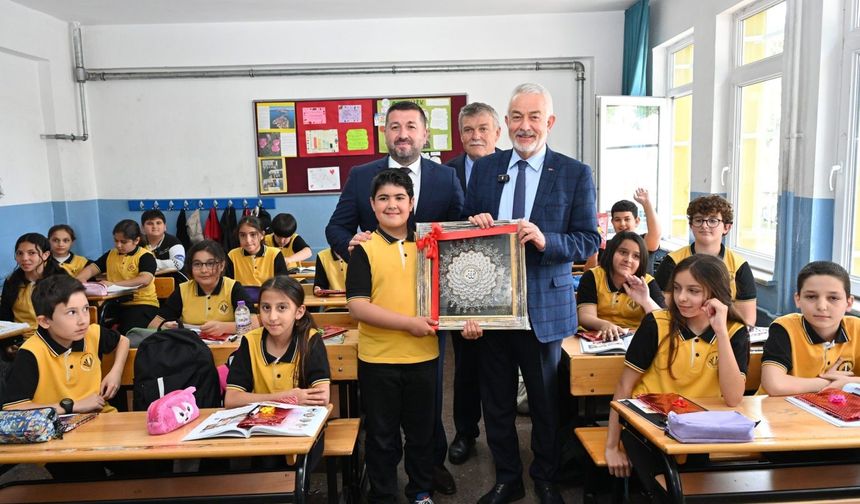 Isparta'da sınıf başkanının seçim vaadi belediye başkanını okula getirme oldu, vaadini yerine getirdi