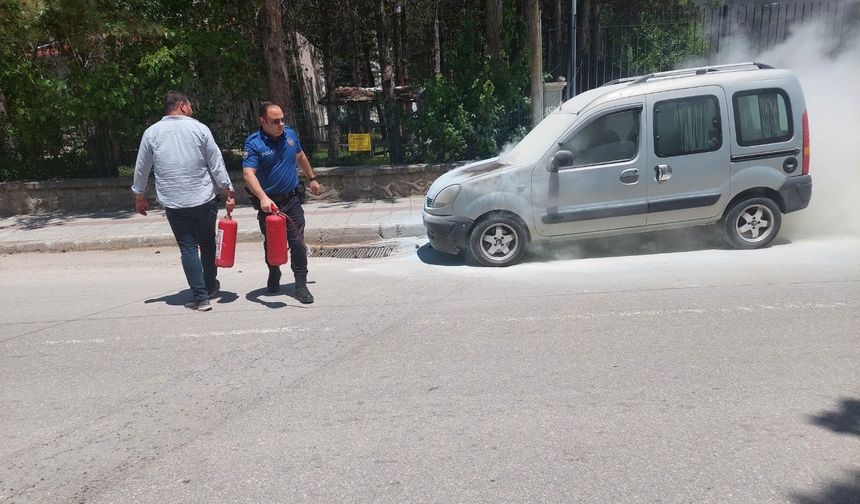 Afyonkarahisar'da yanan aracı polis söndürdü