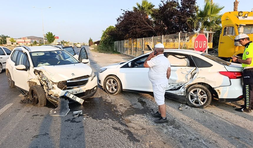Antalya'da trafik kazası. Emniyet şeridinden bekleyen araca çarptı. 5 yaralı