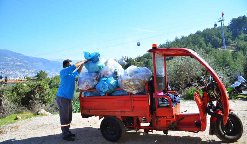 Alanya'da tatilciler bayramda 4,8 ton çöp bıraktı