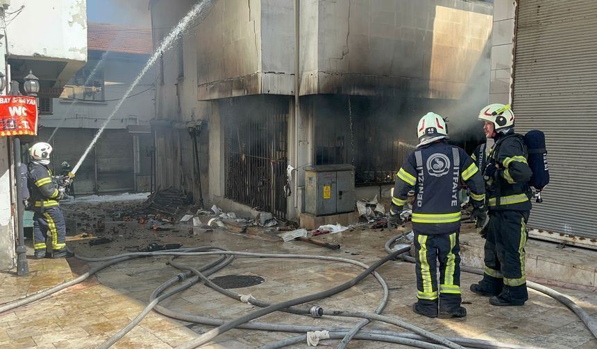 Denizli'nin tarihi çarşısında çıkan yangın büyük endişe yarattı