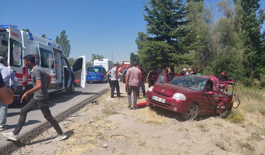 Afyonkarahisar'da tırı ile otomobil çarpıştı. 1 ölü, 5 yaralı