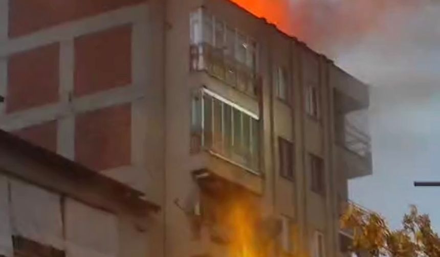 Denizli’de 7 katlı apartmanın çatısı alevlere teslim oldu