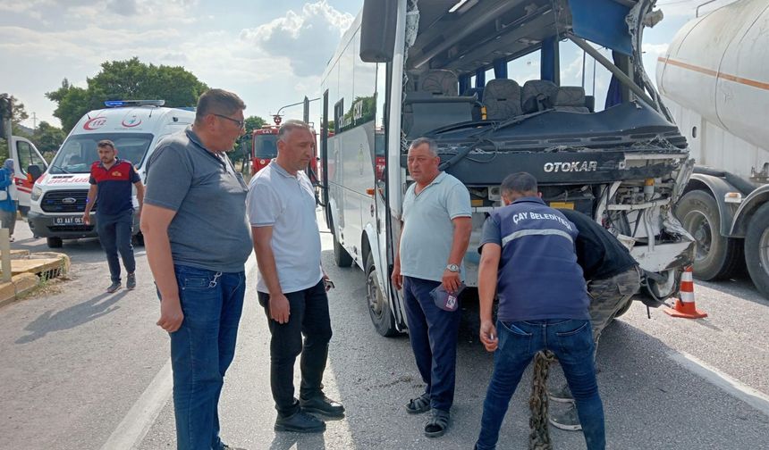 Afyonkarahisar'da midibüs kamyonla çarpıştı: 7 yaralı