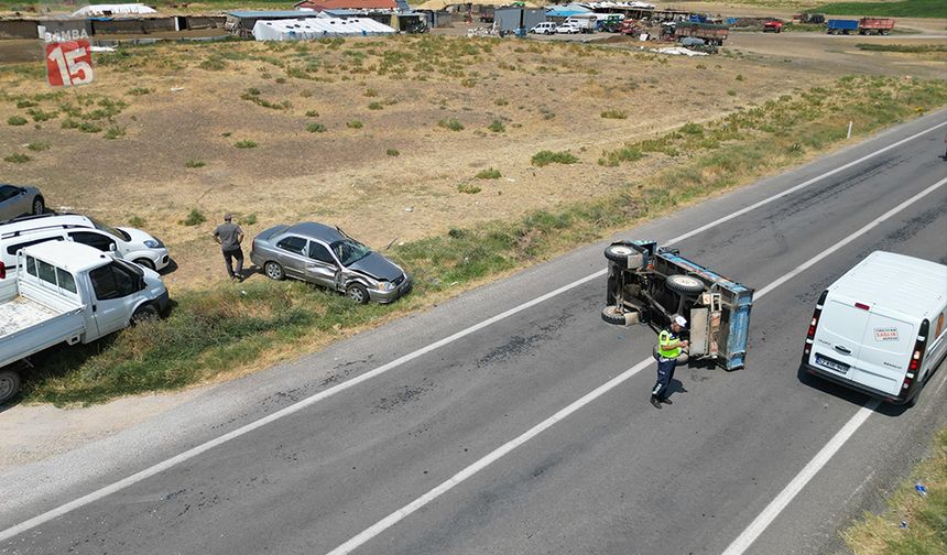 Otomobilin çarptığı patpat yol ortasında devrildi