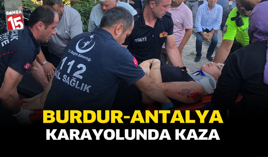 Burdur-Antalya Karayolunda Kaza: Otomobil ile Traktör Çarpıştı, 1 Kişi Araçta Sıkıştı