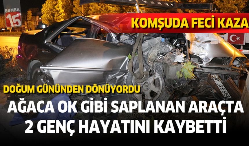 Ağaca ok gibi saplanan araçta iki genç can verdi