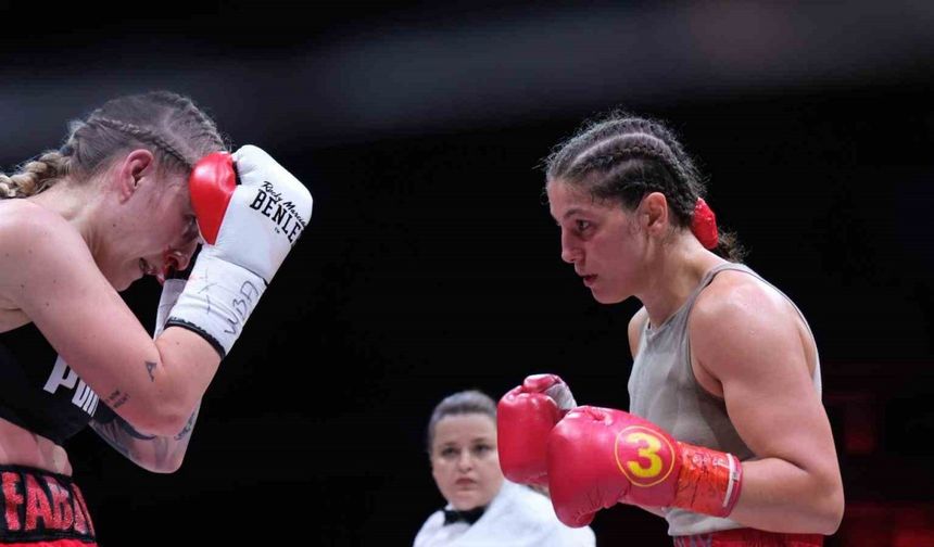 ALKÜ’lü öğrenci dünya şampiyonunu yendi, altın kemerin sahibi oldu