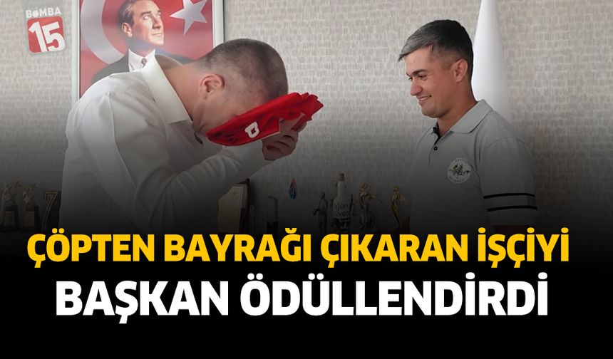 Çöpten Bayrağı Çıkaran İşçiyi Başkan Ödüllendirdi