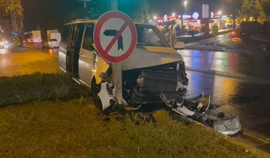 Danimarkalı aile, tur minibüslerinin kazasında hafif yaralandı