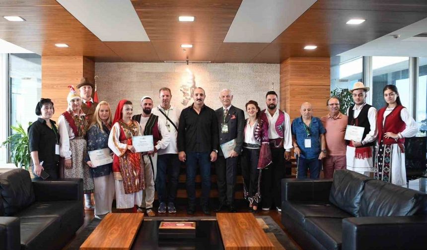 Halk danslarının kalbi Konyaaltı’nda attı