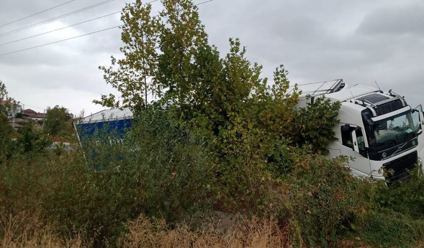 Yağışta yoldan çıkan tır şarampole girdi