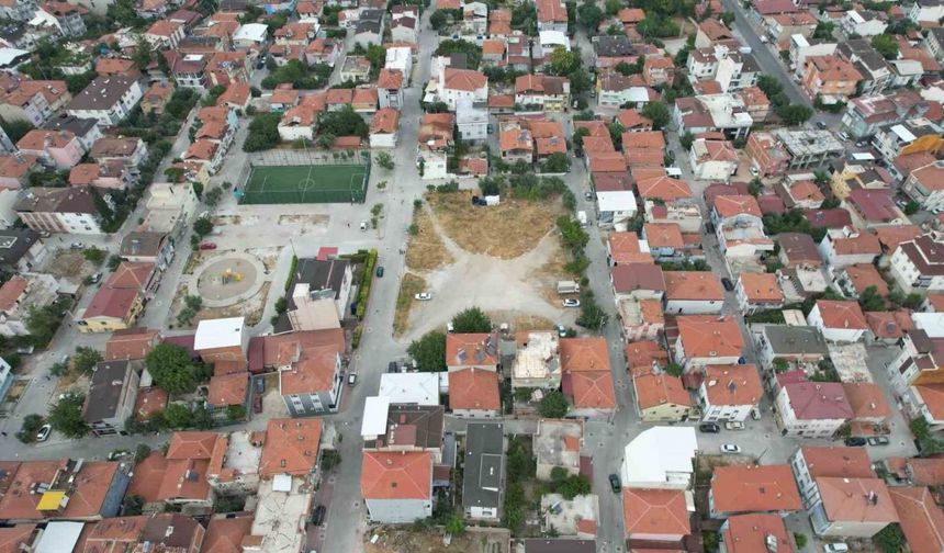 Atıl arsaya okul yaptırmak isteyen muhtar 618 hissedarın peşine düştü