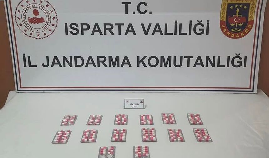 Isparta’da yol kontrolünde durdurulan araçta uyuşturucu hap ele geçirildi