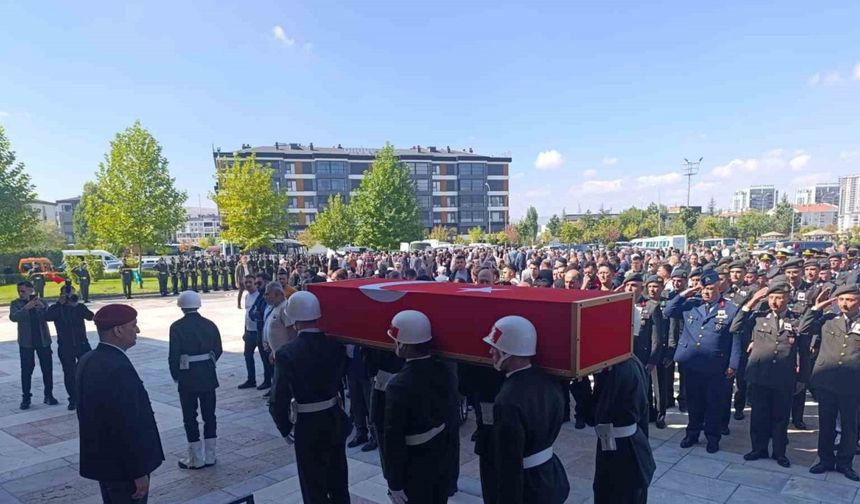 Kıbrıs’ta kazada şehit olan teğmen memleketi Afyonkarahisar’da son yolculuğuna uğurlandı