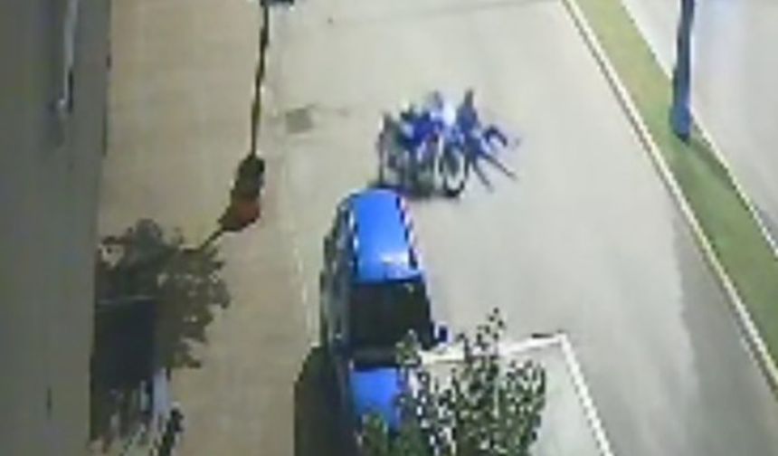 Motosikletlinin yola savrulup olay yerinden uzaklaşması kamerada