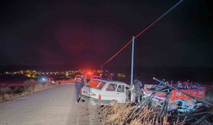 Otomobil su borusu yüklü traktör römorkuna çarptı: 2 yaralı