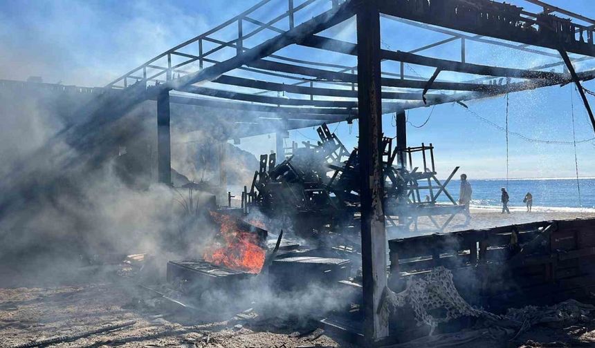 Alanya’da plaj büfesi alev alev yandı