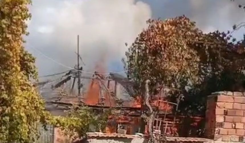 Alevlerin sardığı ev kullanılamaz hale geldi