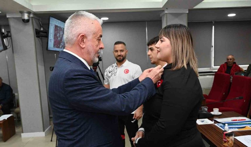 Başkan Başdeğirmen, başarılı sporcuları ödüllendirdi