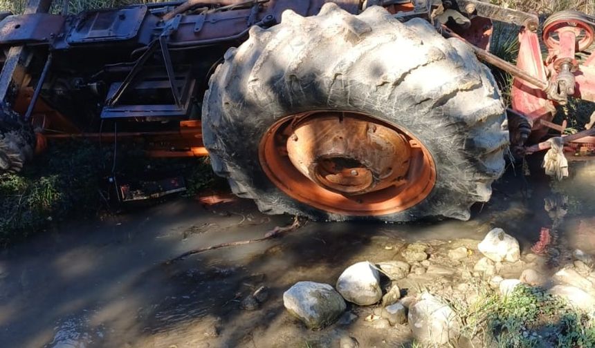 Devrilen traktörün altında kalan sürücü hayatını kaybetti