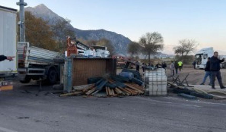 Eğirdir'de iki tırın çarpıştığı kazada sürücülerden biri yaralandı