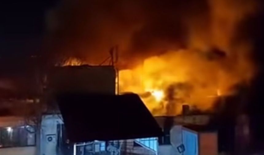 Fabrika yerleşkesinde çıkan yangında 6 işyeri zarar gördü