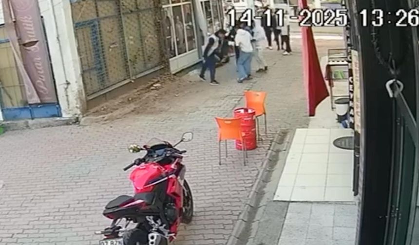 Gençlerin kavgası kanlı bitti: Bıçaklayıp, hiçbir şey olmamış gibi uzaklaştı