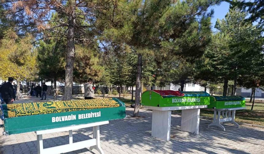 Gıda zehirlenmesinde hayatını kaybeden anne ve çocuklarına veda edilecek