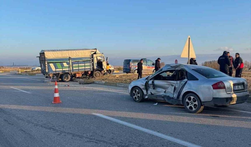 Kamyonet ile otomobil çarpıştı 6 kisi yaralandı