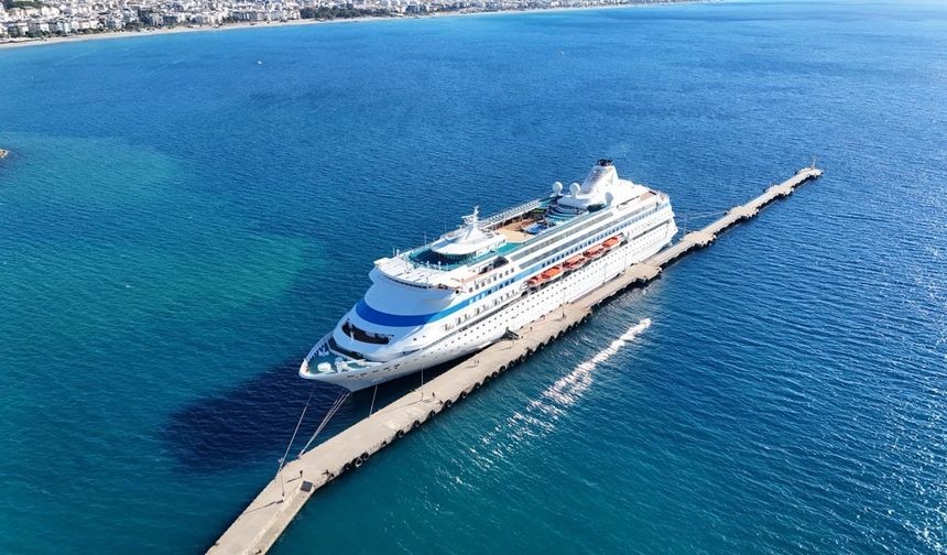 Lüks kruvaziyer 616 yolcu ve 435 mürettebatıyla Alanya’ya demirledi