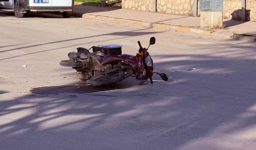 Otomobil ile çarpışan motosikletin sürücüsü ağır yaralandı