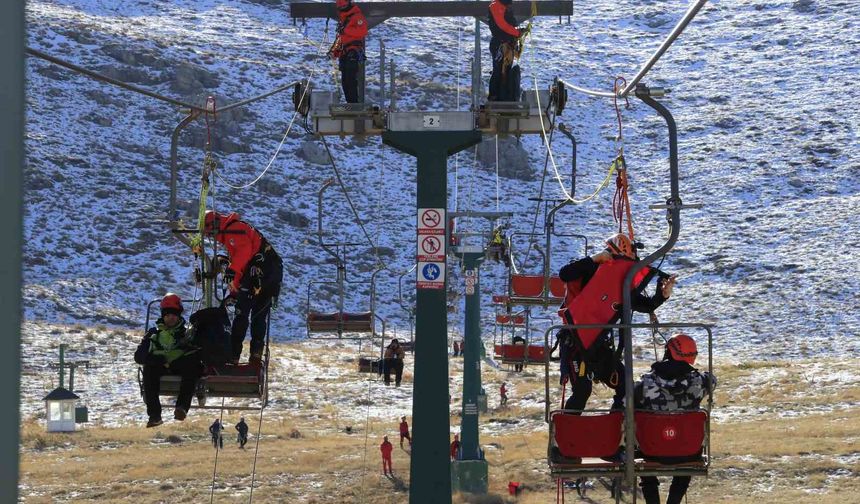Antalya'da gerçeği aratmayan teleferik kurtarma tatbikatı