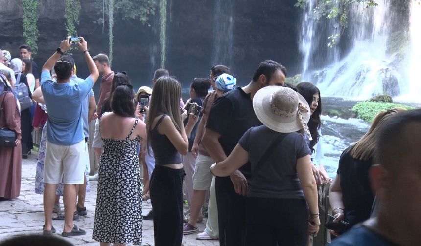 Antalya'nın simgelerinden Düden Şelalesi, 2025'te yaklaşık 900 bin ziyaretçiyi ağırladı