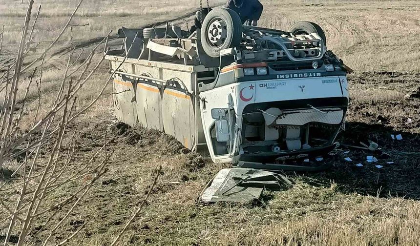 Kontrolden çıkan kamyon şarampole devrilerek takla attı: 1 yaralı